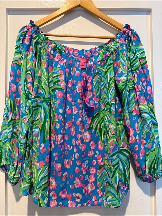 Lilly Pulitzer Tops - NWT Women’s Lilly Pulitzer Blue Off-Shoulder Tropical Print Blouse, Size L.